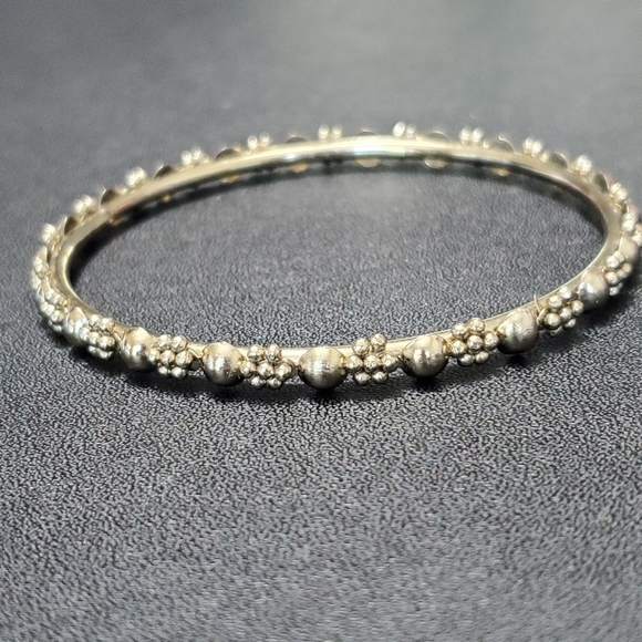Gold tone textured bangle bracelet - Picture 1 of 7